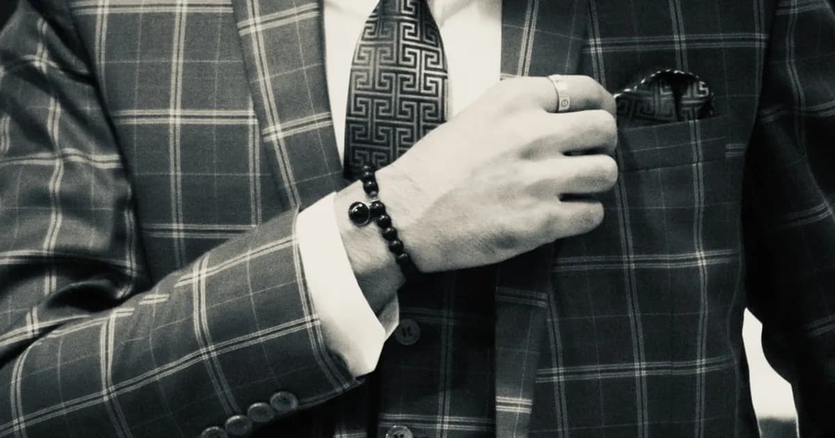 Jaką koszulę do garnituru w kratę wybrać, aby wyglądać stylowo? Jaką koszulę do garnituru w kratę wybrać, aby wyglądać stylowo?