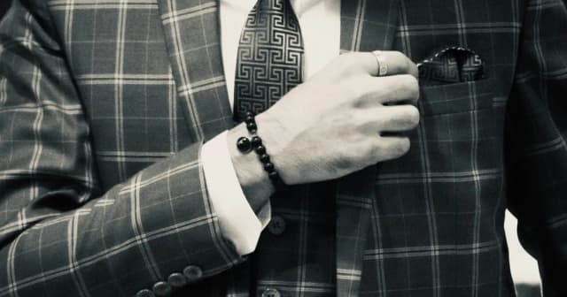 Jaką koszulę do garnituru w kratę wybrać, aby wyglądać stylowo? Jaką koszulę do garnituru w kratę wybrać, aby wyglądać stylowo?