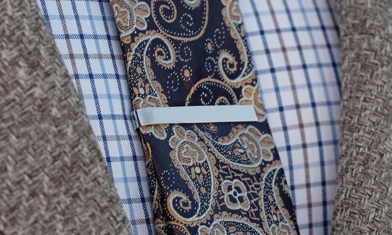 Jak nosić szpilkę do krawata, aby uniknąć modowych faux pas Jak nosić szpilkę do krawata, aby uniknąć modowych faux pas