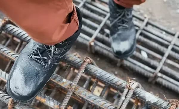 Jakie buty na budowę wybrać, by zapewnić sobie maksymalne bezpieczeństwo? Jakie buty na budowę wybrać, by zapewnić sobie maksymalne bezpieczeństwo?