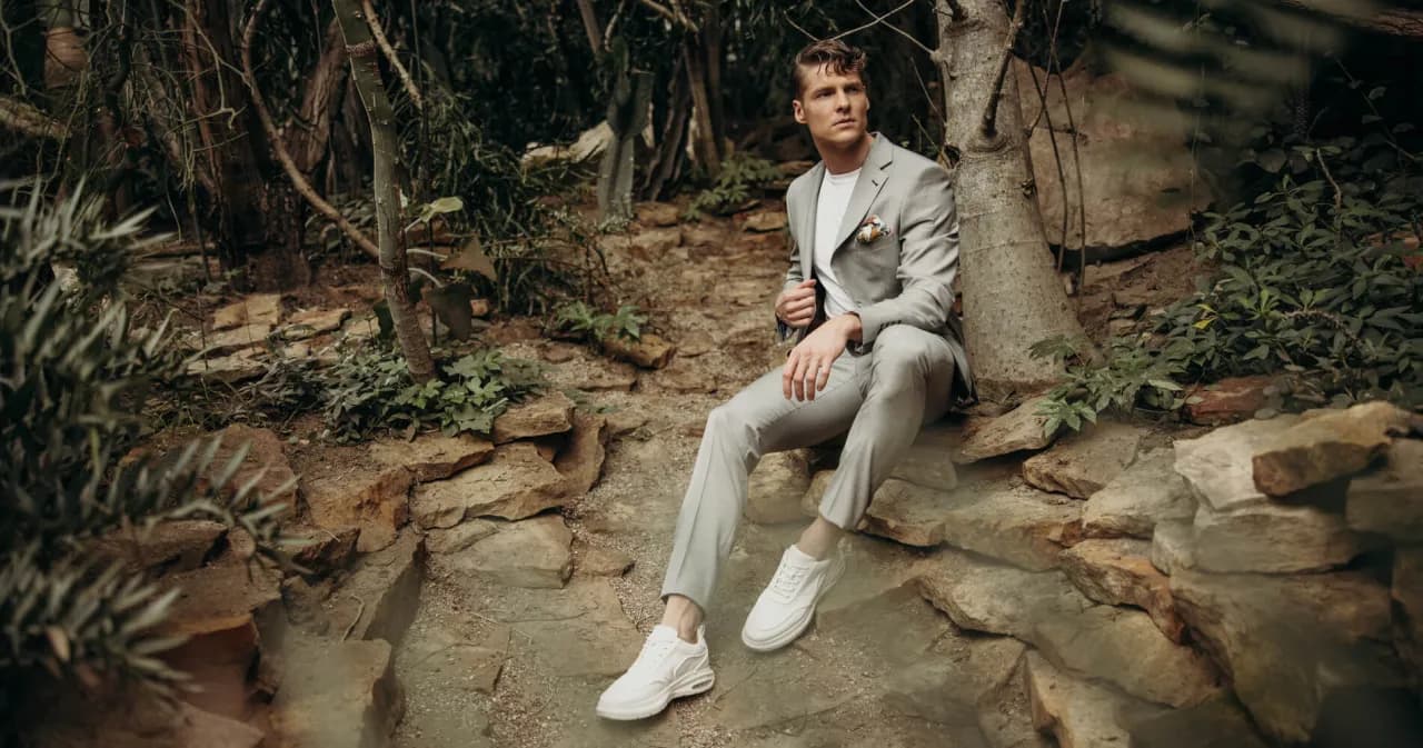 Jaki krawat do szarego garnituru - unikaj najczęstszych błędów stylowych Jaki krawat do szarego garnituru - unikaj najczęstszych błędów stylowych