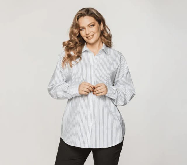 Jak nosić białą koszulę oversize, aby wyglądać stylowo i modnie Jak nosić białą koszulę oversize, aby wyglądać stylowo i modnie
