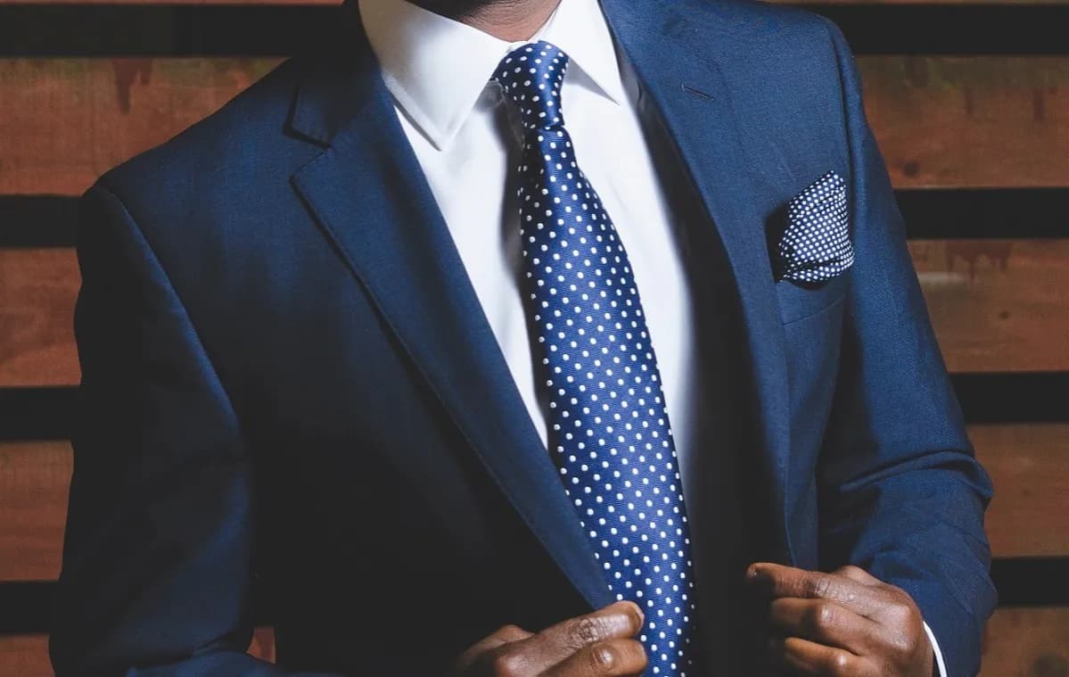 Jaki krawat do granatowego garnituru na wesele, aby zachwycić? Jaki krawat do granatowego garnituru na wesele, aby zachwycić?