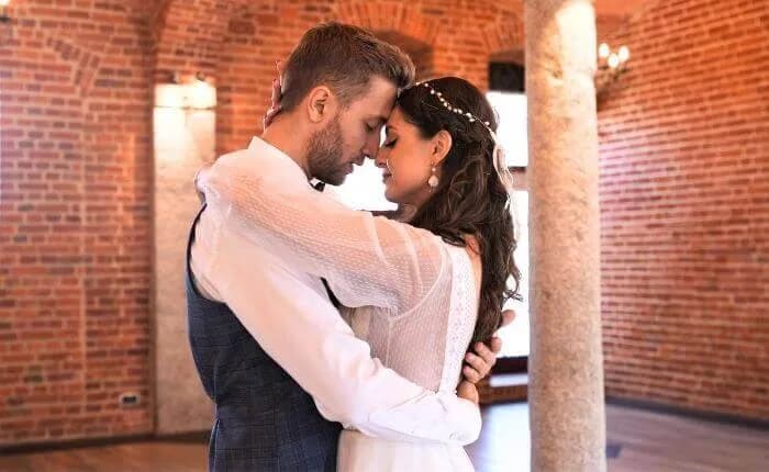 Jak tańczyć w długiej sukni, aby uniknąć potknięć i wyglądać pięknie Jak tańczyć w długiej sukni, aby uniknąć potknięć i wyglądać pięknie